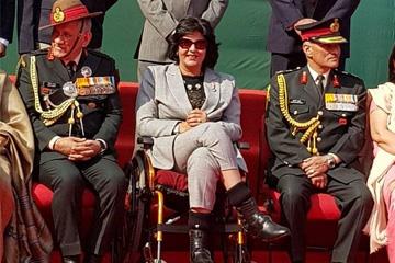 दीपा मलिक सेना के अधिकारियों के साथ
